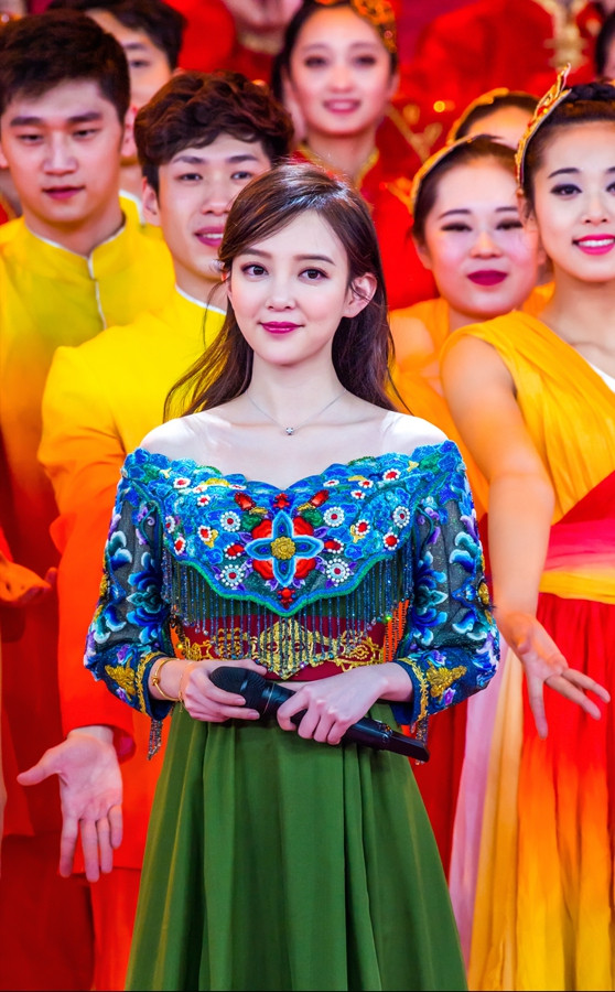 汪小敏穿唯美华服登央视春晚展现古典美