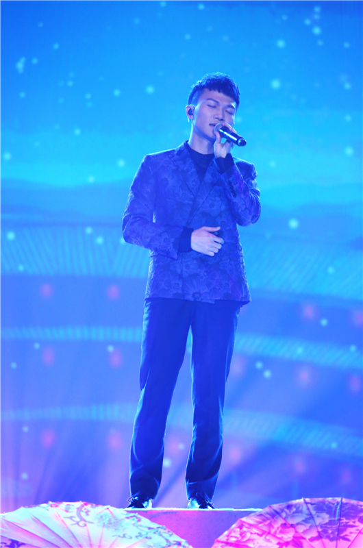 周深音乐风云榜现场演唱