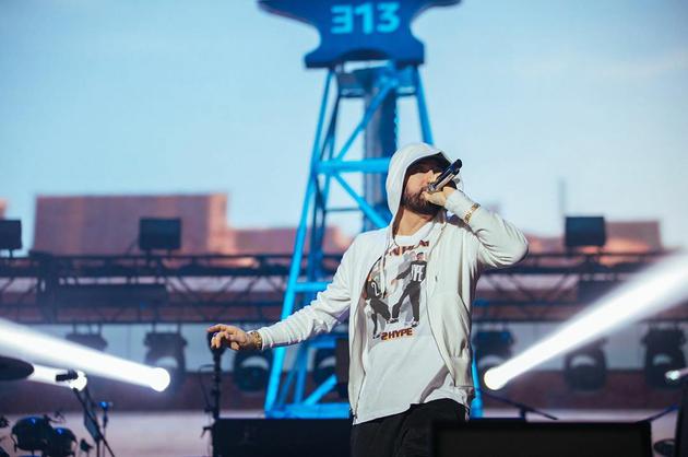 阿姆发行新专辑 为十一年前旧作向蕾哈娜道歉