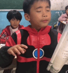 小学小男孩声情并茂的课堂朗读-帅哥动态图片-gif动态图-izike