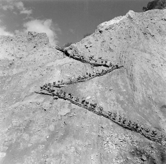 《翻越泥巴山》1951年,进军西藏途中(向太昭进军),蓝志贵摄.