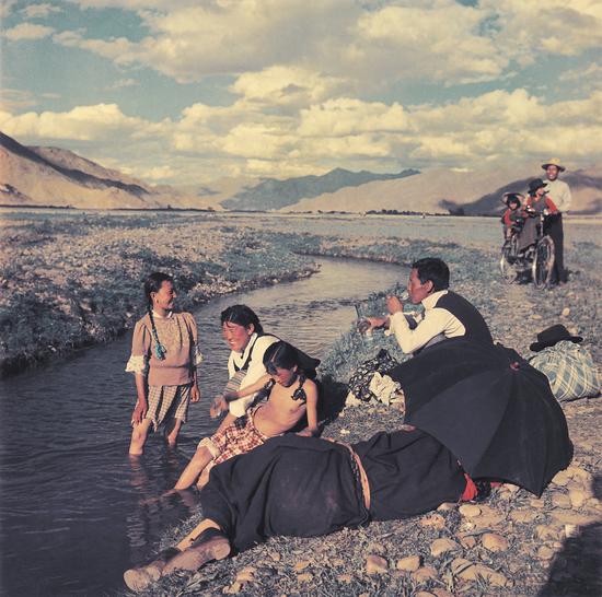 《沐浴节在拉萨郊外》1956年,蓝志贵摄.供图:黄建鹏画廊