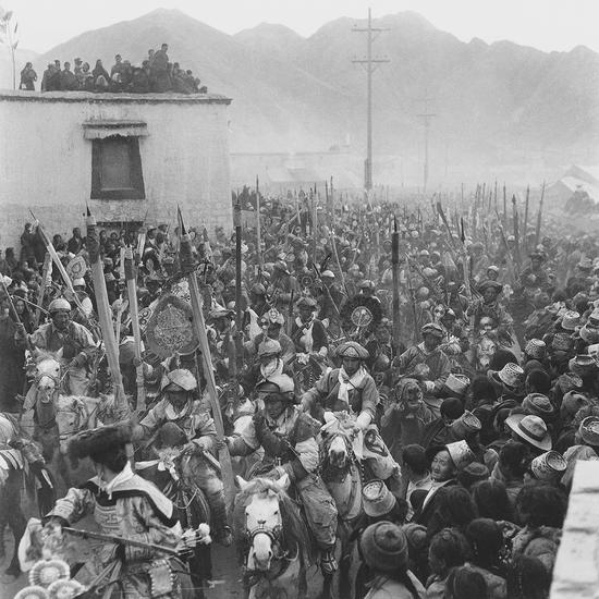 蓝志贵于1951年作为摄影记者,随十八军进军西藏,在西藏工作拍摄了二十