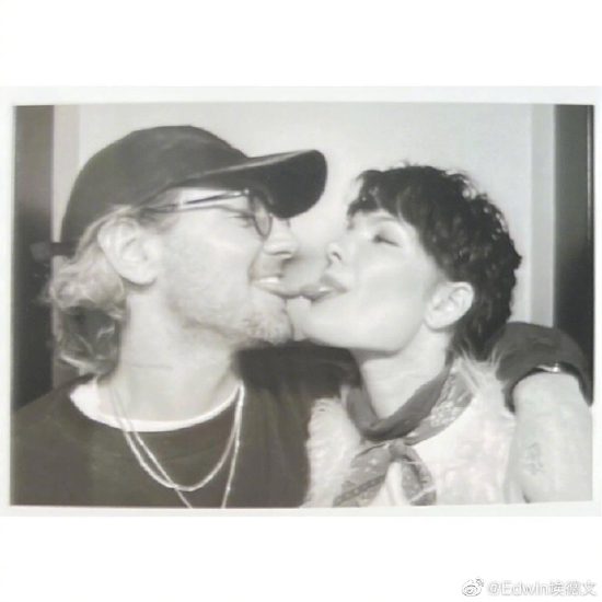 猴西halsey和男友亲密照曝光对镜舌吻感情超好