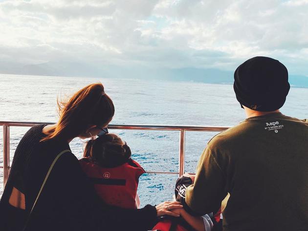  a group photo of Jay Chou and his family 