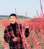 男人在花丛中浪得飞起-帅哥动态图片-gif动态图-izike