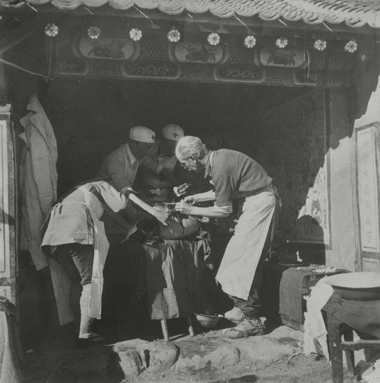《白求恩大夫》1939年,河北涞源,吴印咸摄