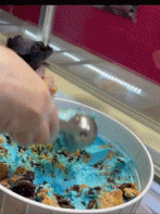甜品店满满的冰淇淋-搞笑gif动态图片 - izike-izike