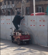 路人对围起来的施工现场很感兴趣-搞笑gif动态图片 - izike-izike