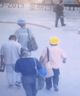 走汽车通道工人被卡主-搞笑gif动态图片-izike
