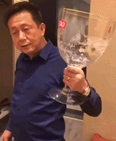 男人巨大杯子砸脑袋坏了-帅哥动态图片-gif动态图-izike