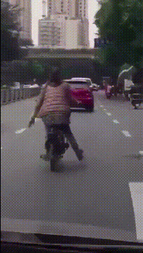 一看就是没电了-搞笑gif动态图片-izike