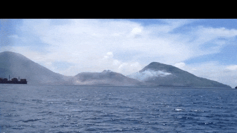 在船上远处的一座小火山爆发