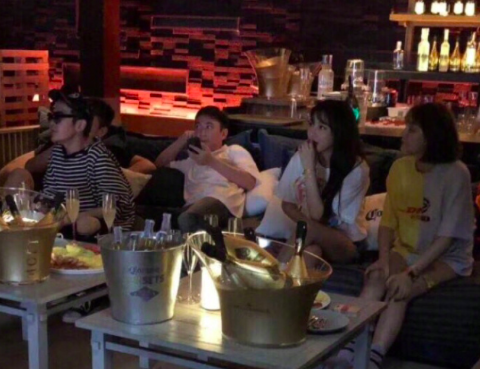 王思聪和一群美女