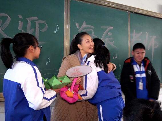 褚海辰拥抱学生