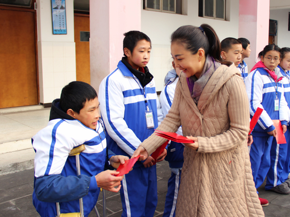 褚海辰多次赴乐英中学