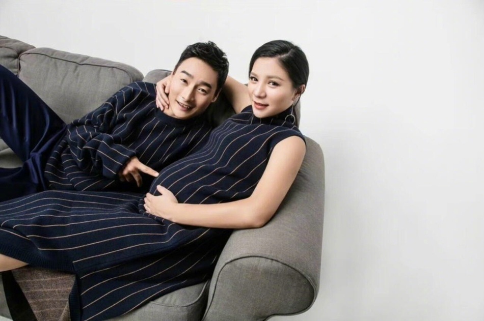 7 新浪娱乐讯 奥运跳水冠军何姿晒出孕期写真,大方秀出孕肚,与老公