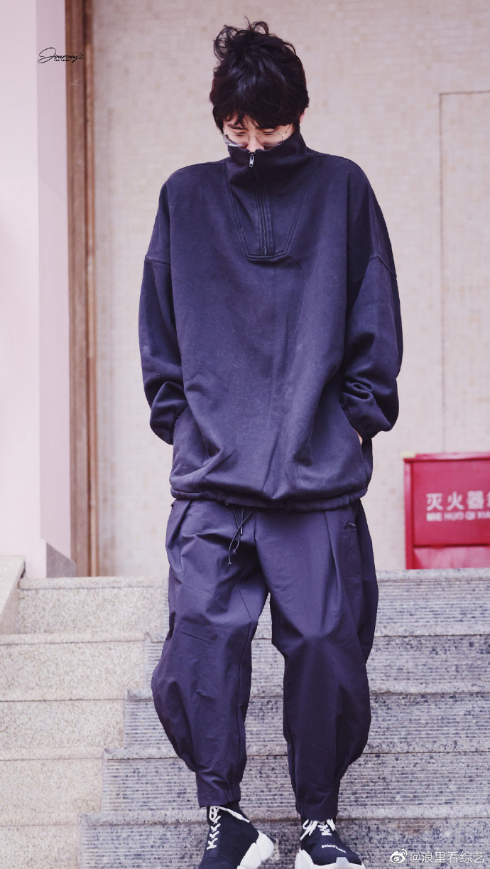 组图：刘昊然录制《大侦探7》路透照曝光穿运动服发型随意第4张图片