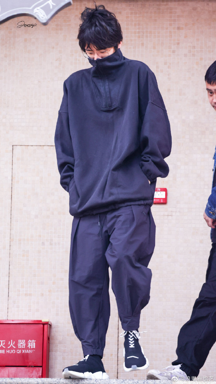 组图：刘昊然录制《大侦探7》路透照曝光穿运动服发型随意第1张图片