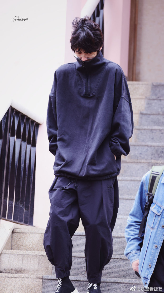 组图：刘昊然录制《大侦探7》路透照曝光穿运动服发型随意第3张图片