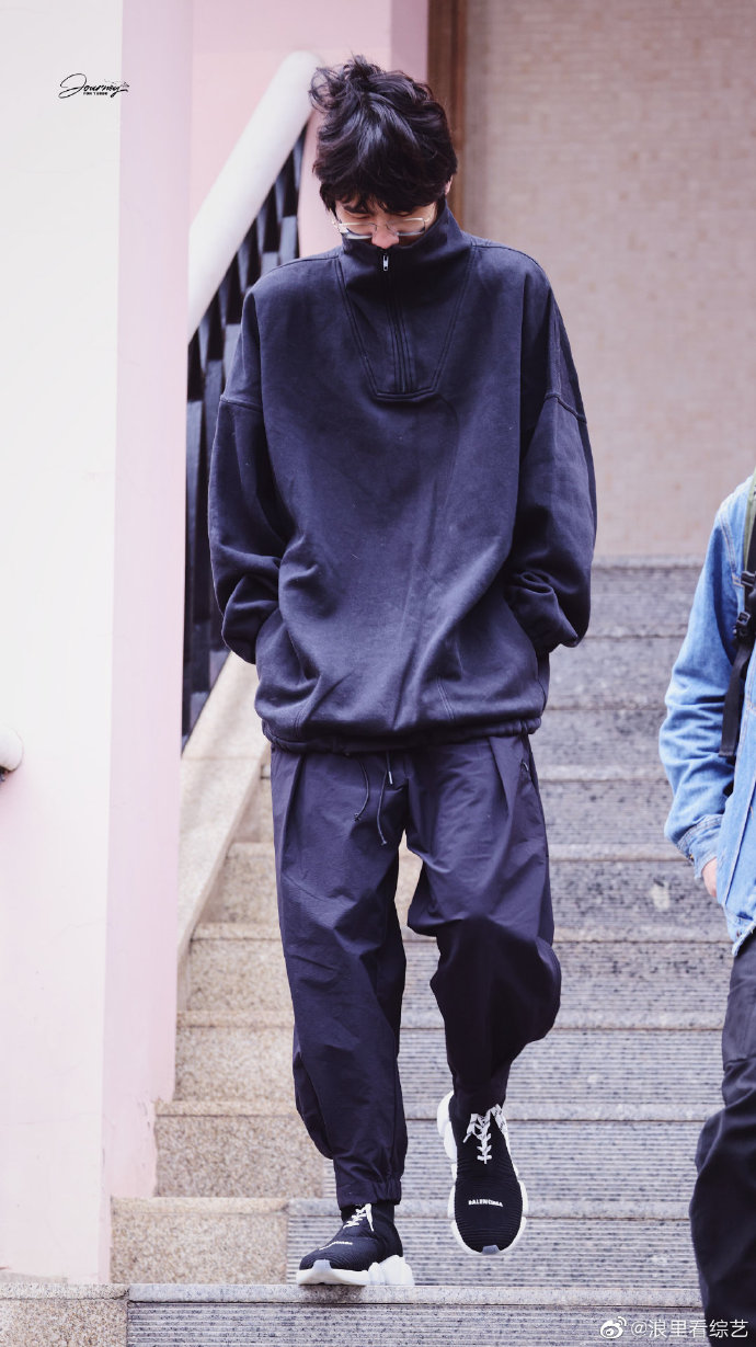 组图：刘昊然录制《大侦探7》路透照曝光穿运动服发型随意第2张图片