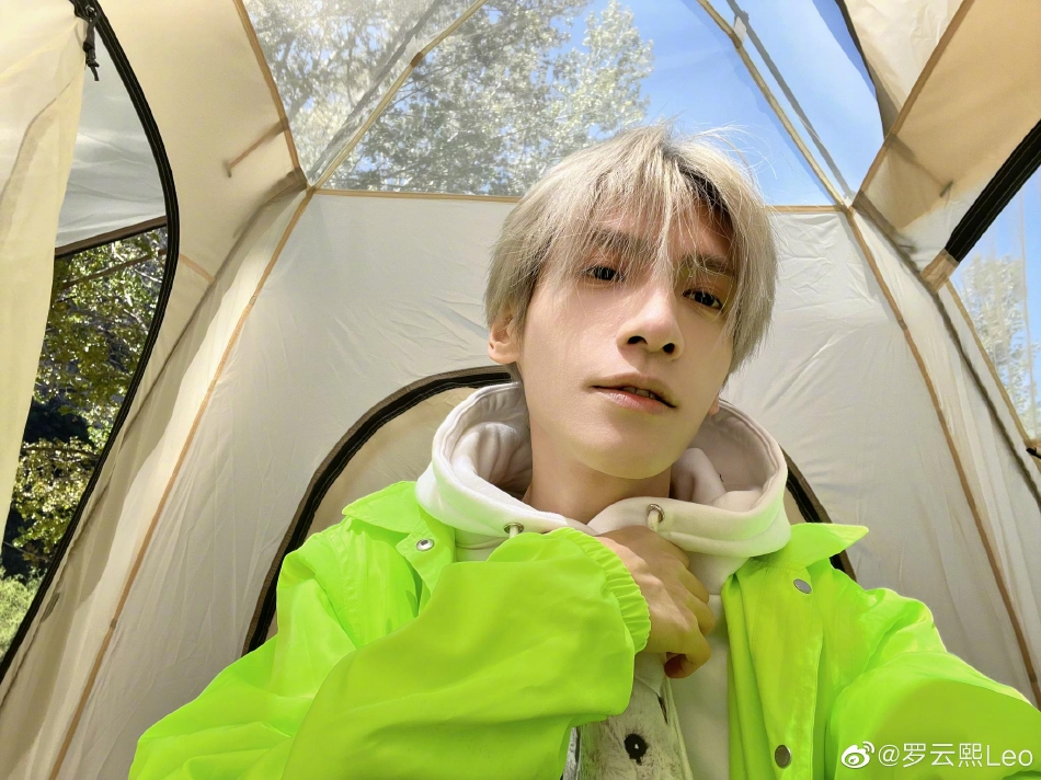 组图:罗云熙绿洲营业晒自拍 染一头银发少年感爆棚