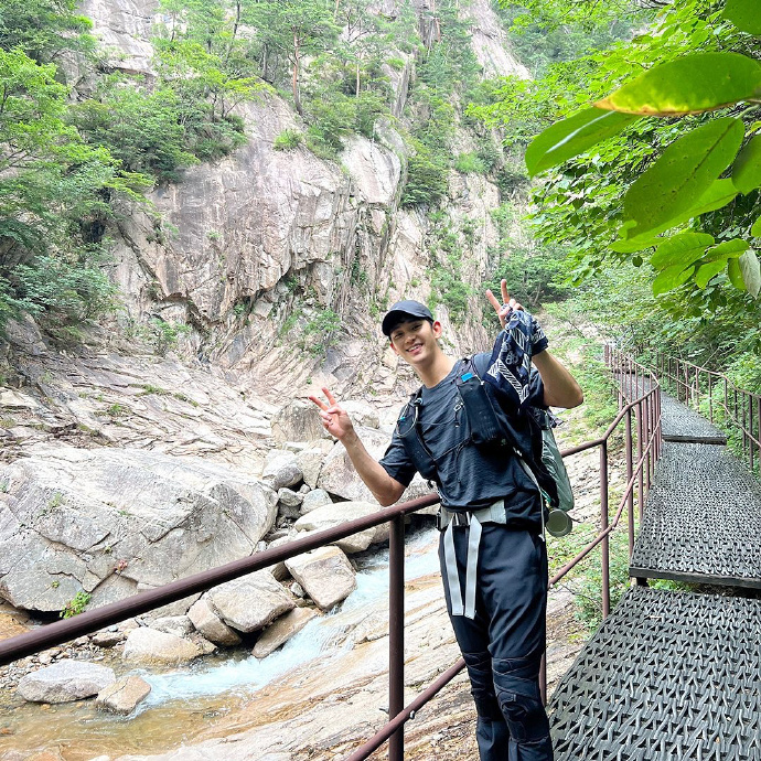 組圖：金秀賢再曝光登山照 穿運動衣身材優越活力滿滿