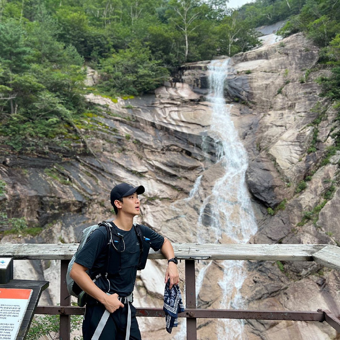 組圖：金秀賢再曝光登山照 穿運動衣身材優越活力滿滿