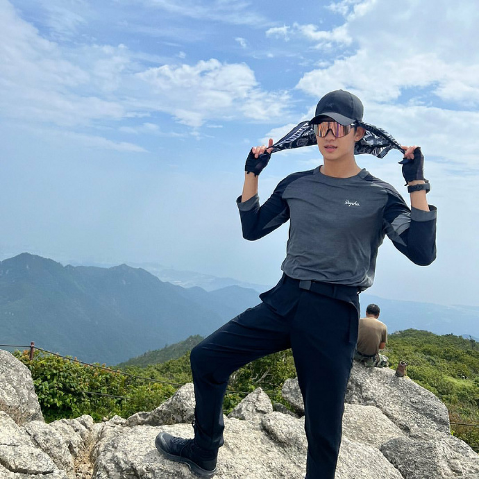 組圖：金秀賢再曝光登山照 穿運動衣身材優越活力滿滿