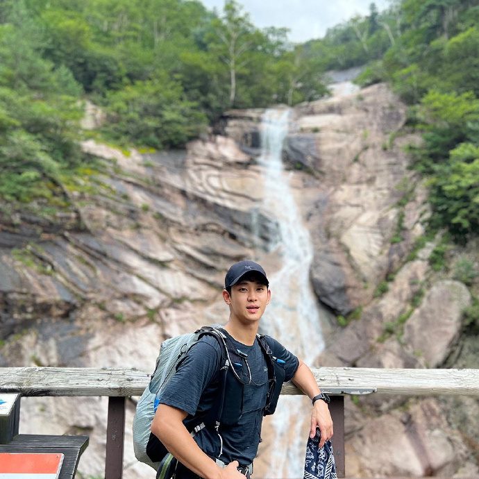 組圖：金秀賢再曝光登山照 穿運動衣身材優越活力滿滿