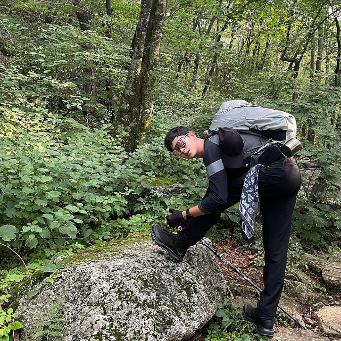 組圖：金秀賢再曝光登山照 穿運動衣身材優越活力滿滿