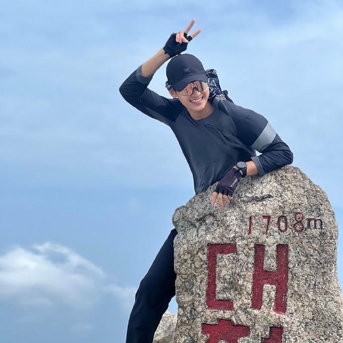 組圖：金秀賢再曝光登山照 穿運動衣身材優越活力滿滿