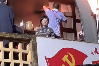 网友福建偶遇邓超孙俪拍戏 造型朴素接地气