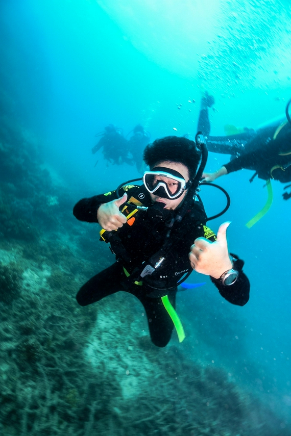 周卓诚潜水考察珊瑚礁健康状况.受访者供图