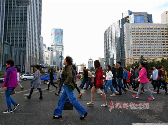 香港中路,山东路路口,正在过路的行人.(青岛观签约摄影师 高瑞征)