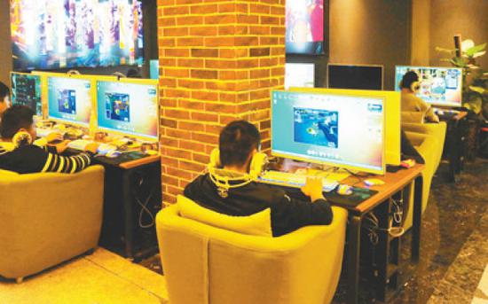 安徽省阜阳市某网吧内,一些青少年正在上网玩游戏.