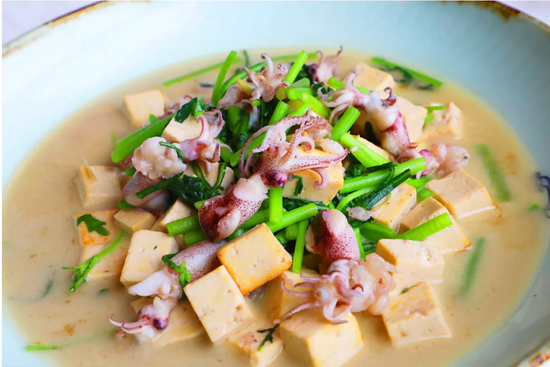 笔管鱼,又被称为小乌贼,是青岛本地海鲜中的代表之一.