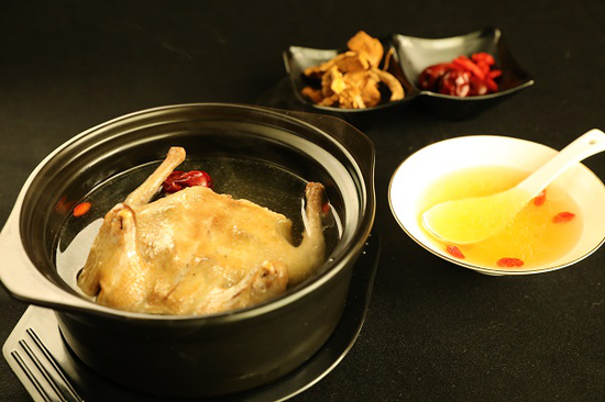 海记天麻炖乳鸽:瓦罐煨汤,整只鸽新闻频道 消费关注 > 正文