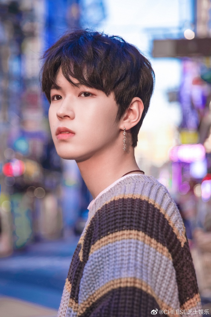 原来这就是日系男孩#松弛柔和的穿搭配上干净的美少年[求关注]不疽忖