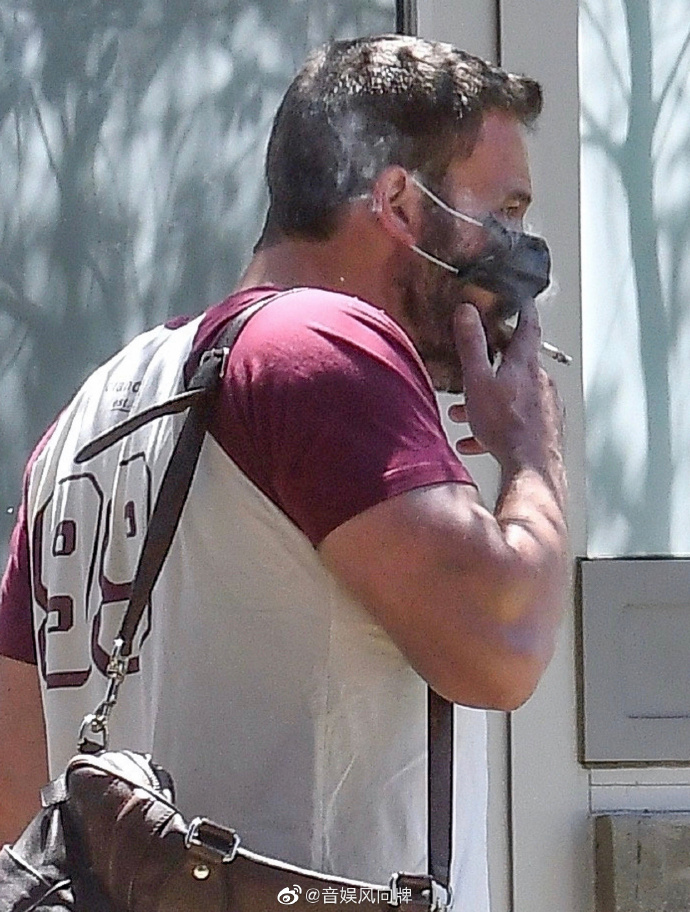 大本戴着口罩抽烟的最新街拍出炉[笑cry][跪了][允悲]