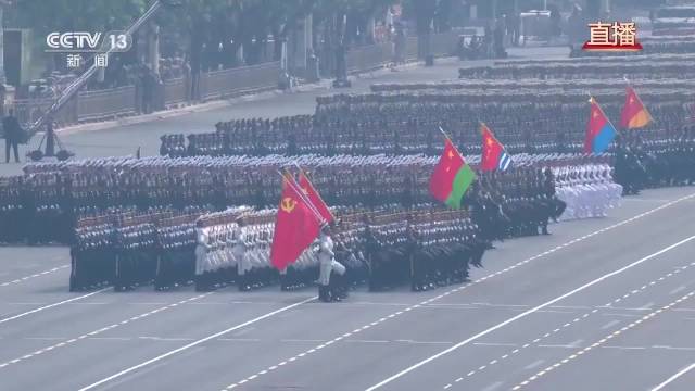 #九三盛大阅兵# 这不是电影里的CGI——这是中国人民解放军在变换队形!看似简单的队列队形,其实是中国军队从纪律、训练、组织、精神和国力的集中体现。