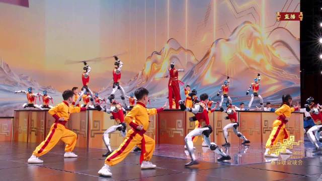 #春晚机器人硬核诠释中国功夫# 今年#春晚#机器人表演武术啦!醉拳、双节棍、跑酷……十八般武艺样样在行,复刻的是招式,诠释的是中国人的武术魂!