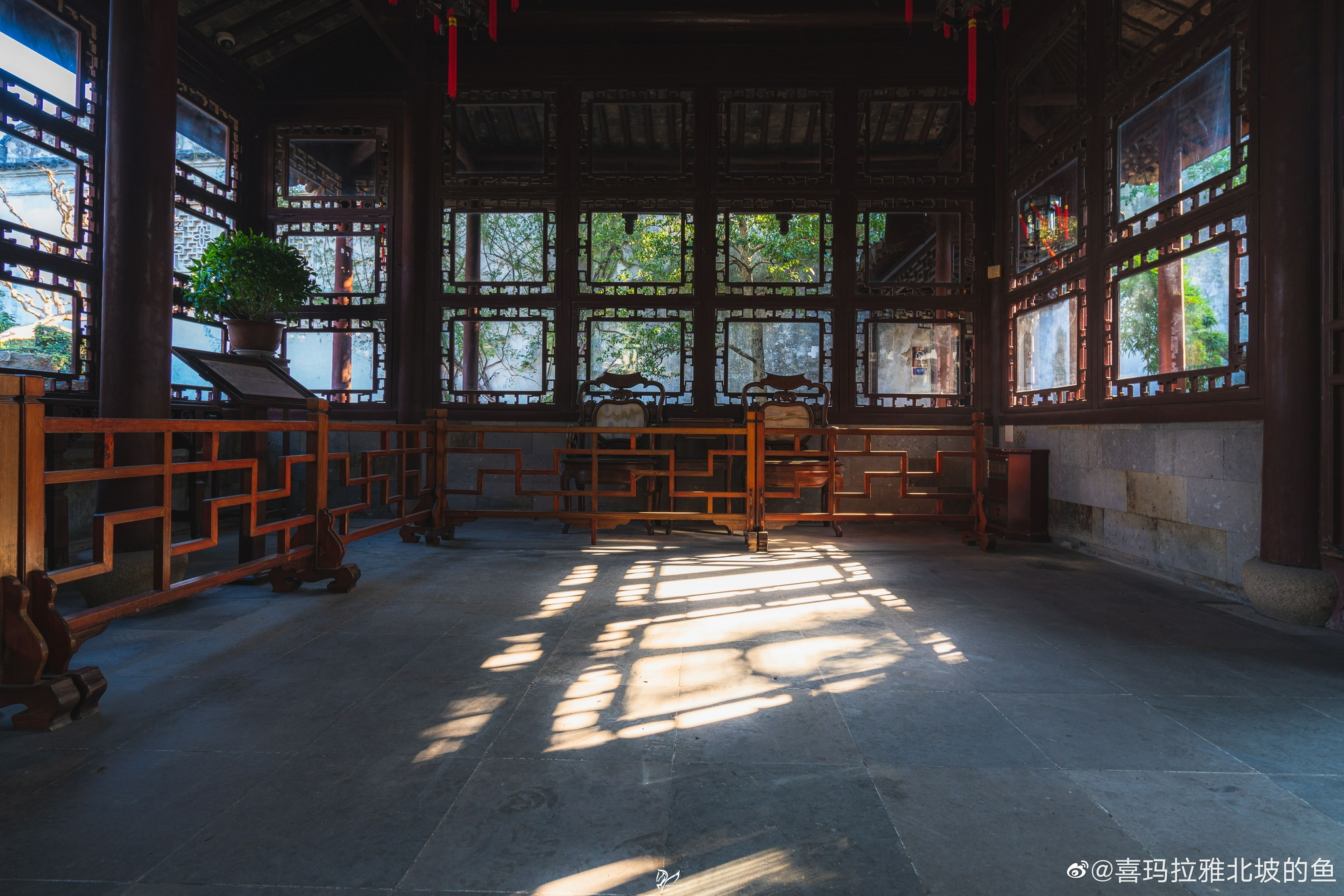 网师园的小山丛桂轩，背靠黄石小山，上植丛桂，旧时为园主花厅。小山丛桂轩是园中主要建筑，作四面厅式，单檐歇山卷棚顶，造型轻巧，舒展飘逸，北墙一扇 ...