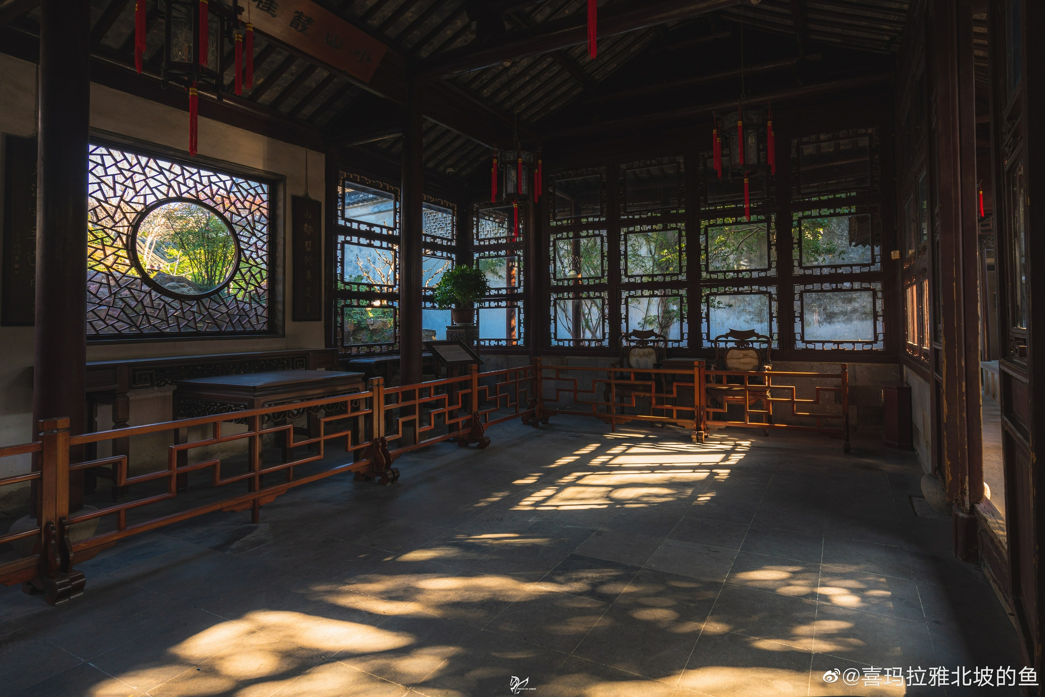 网师园的小山丛桂轩，背靠黄石小山，上植丛桂，旧时为园主花厅。小山丛桂轩是园中主要建筑，作四面厅式，单檐歇山卷棚顶，造型轻巧，舒展飘逸，北墙一扇 ...