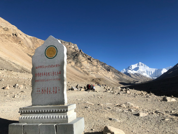 是世界海拔最高的山峰,北部在中国西藏定日县,南部在尼泊尔,无数人