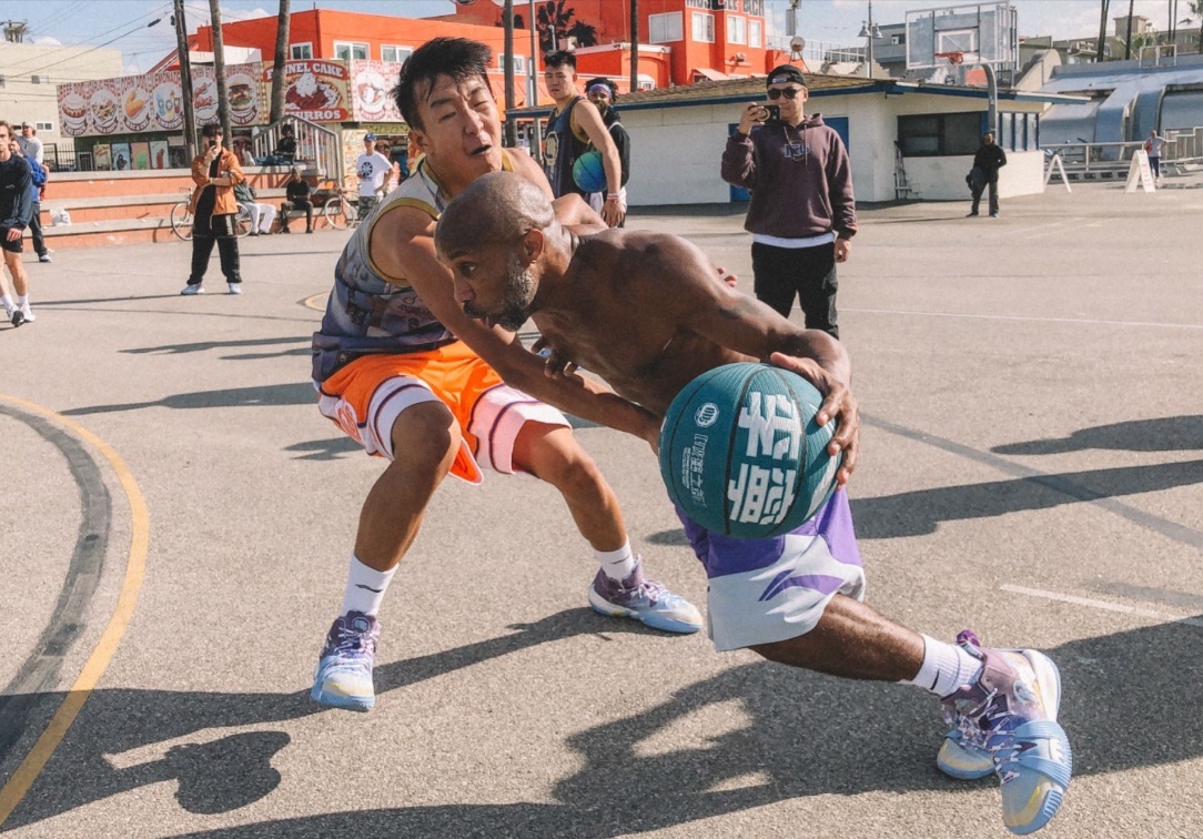 街球训练师德文·威廉姆斯带领反伍之队展开训练以唐日辉,头盔,李观洋