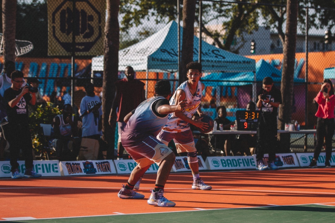 3+1篮球联赛海外征战 反伍一代战靴首发