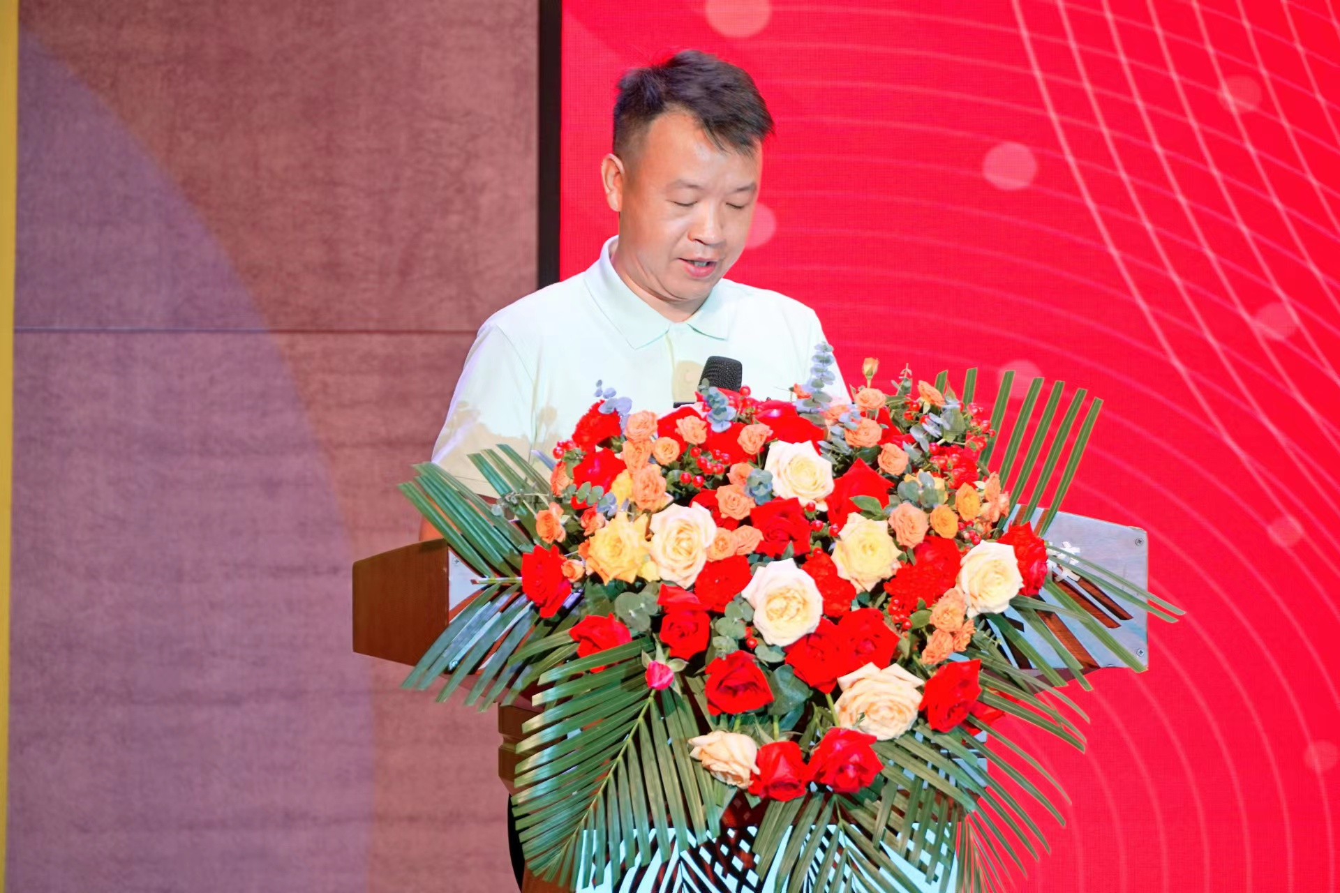 筹备组负责人尹建羽作筹备报告