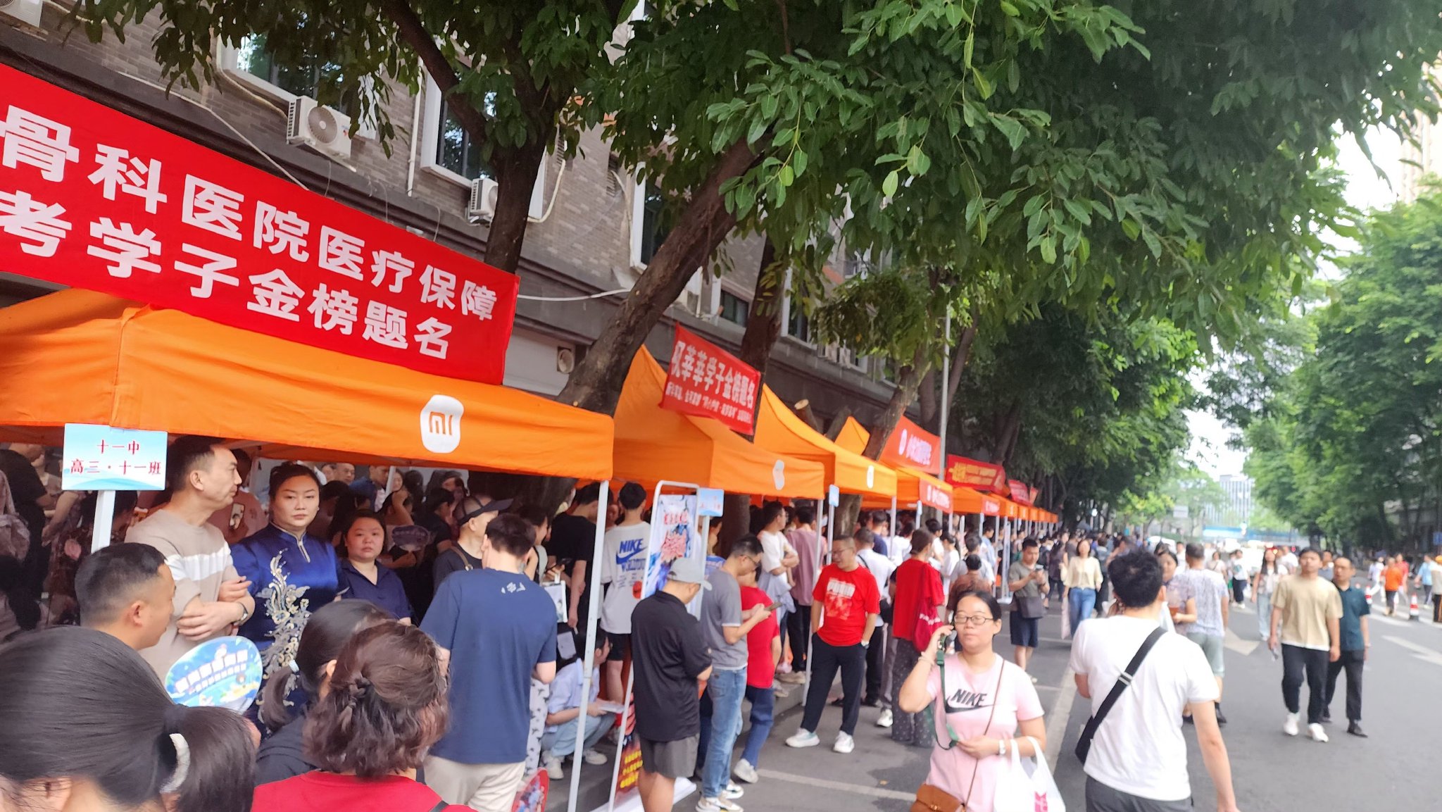 8点左右,考点外已经聚集了许多家长和学生