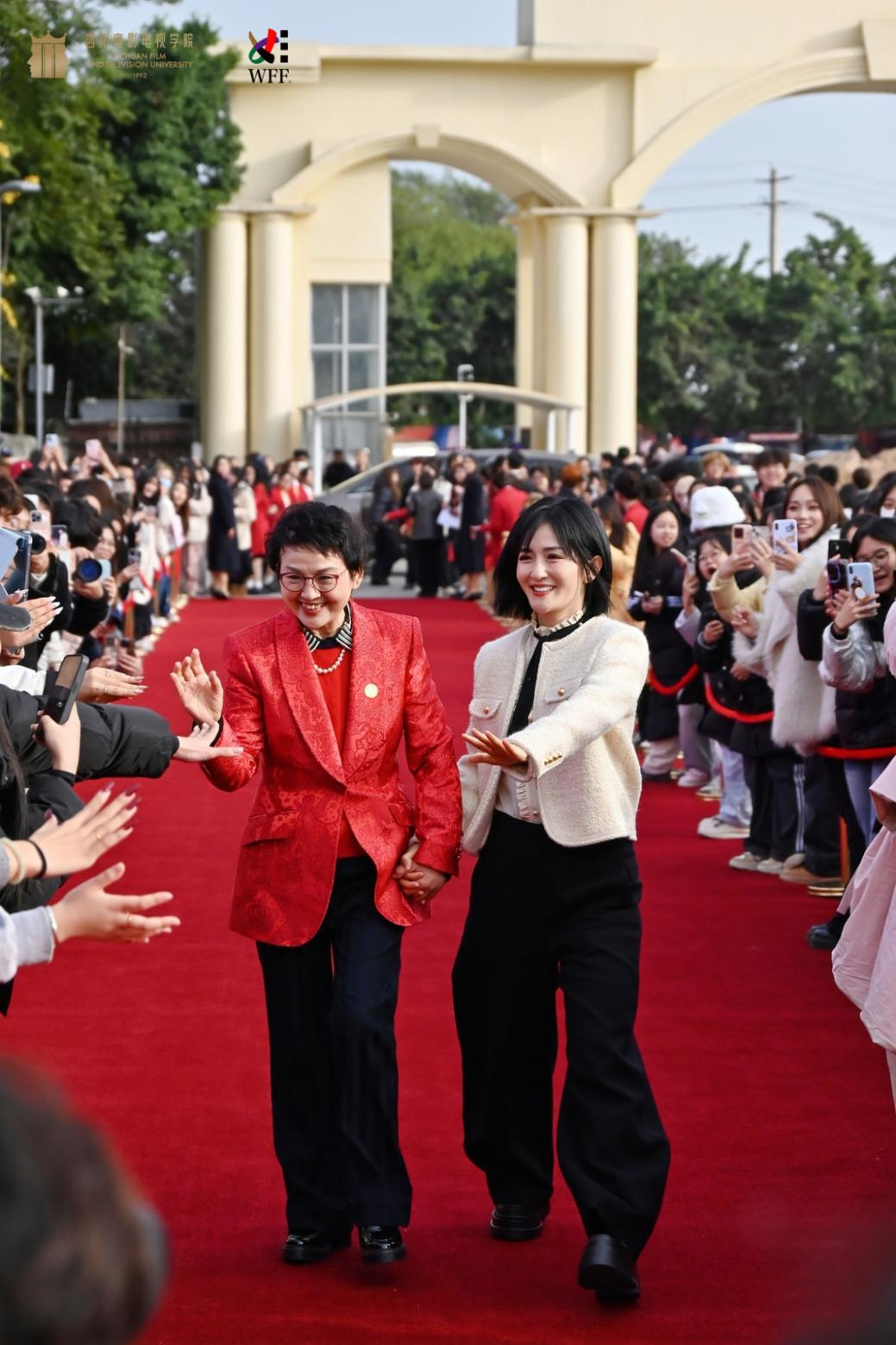 校友谢娜回到母校,携手川影董事长黄元文亮相红毯